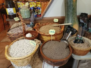 productos expuestos dentro de la tienda de Horno de León