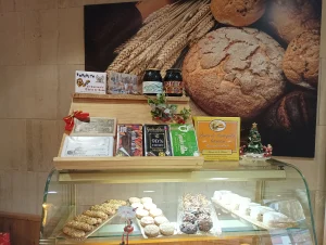 mostrador con pastas, chocolates encima y cuadro de pan de Horno de León