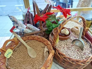 Cestas con productos de León a la venta en Horno de León