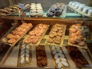 diferentes clases de pastas caseras expuestas en mostrador en Horno de León